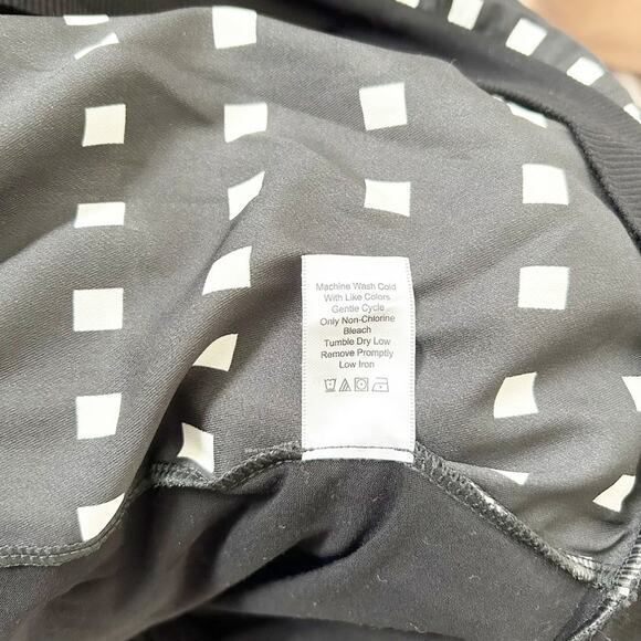 Coldwater Creek Black White High Rise Windows Long Sleeve Round Neck Top Size M - Picture 5 of 6